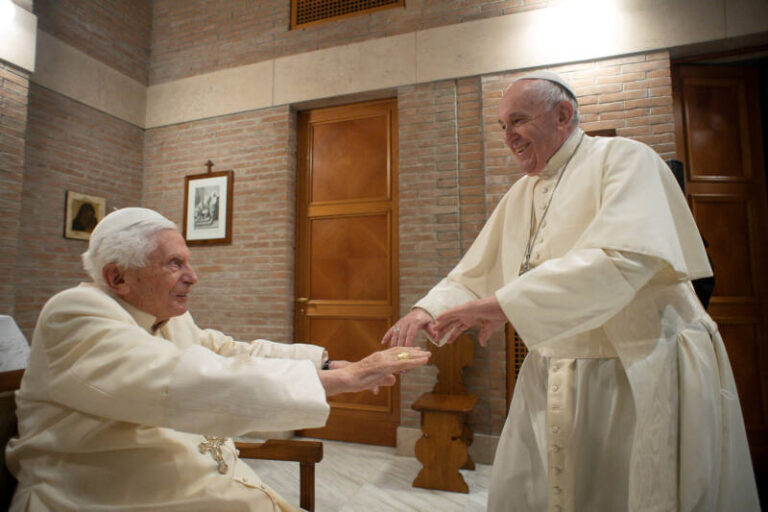 El Papa pide rezar por Benedicto XVI: «Está muy enfermo»