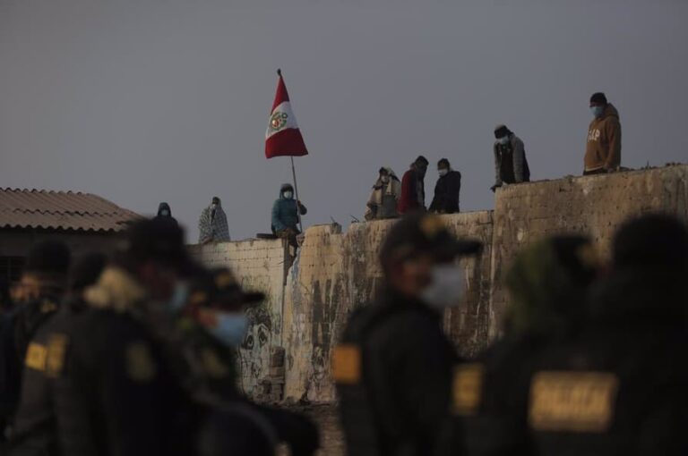 El Ejército de Perú sale a las calles para proteger los puntos estratégicos del país
