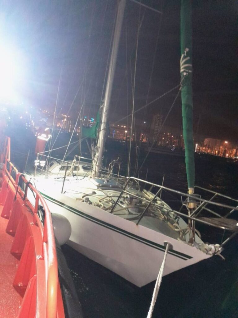 Rescatan dos veleros a la deriva en Tenerife y Gran Canaria