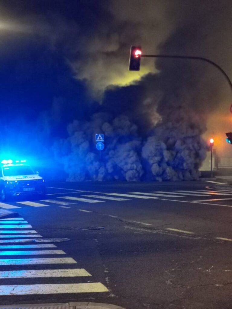 Un incendio en Santa Cruz de Tenerife provoca una nube densa de humo tóxico