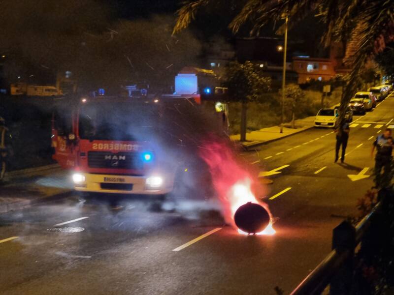 Un incendio en Los Majuelos, en Tenerife, provoca una nube densa de humo tóxico
