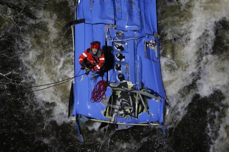 Seis muertos y dos supervivientes en el rescate de la guagua que cayó a un río en Pontevedra