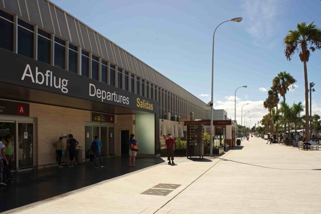 Los aeropuertos de Canarias operan este jueves 1.097 vuelos
