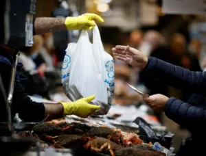 Los mercados se llenan por las últimas compras para Nochebuena