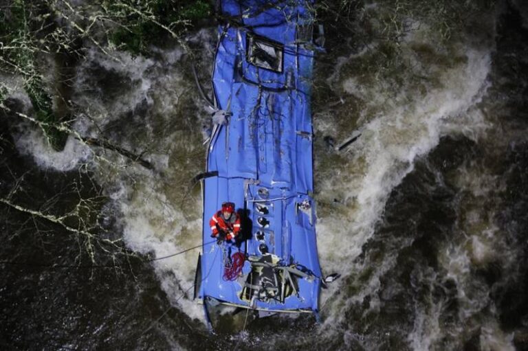 Reconstruyen el accidente de la guagua que cayó al río en Pontevedra