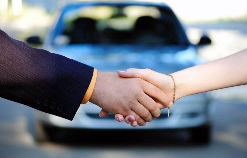 Investigan a un hombre en Tenerife por estafar casi 12.000 euros con falsos seguros para vender coches