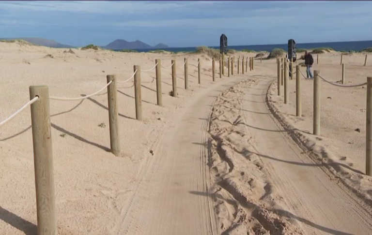 Los vecinos de La Graciosa reclaman soluciones para rehabilitar los caminos de la isla