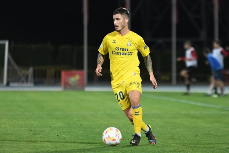 Joel del Pino, cedido al Linense, deja una ficha libre en la UD Las Palmas