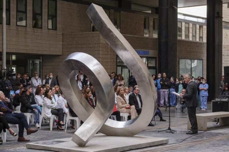 Una escultura recuerda el trabajo «a pulso» de los sanitarios contra la covid