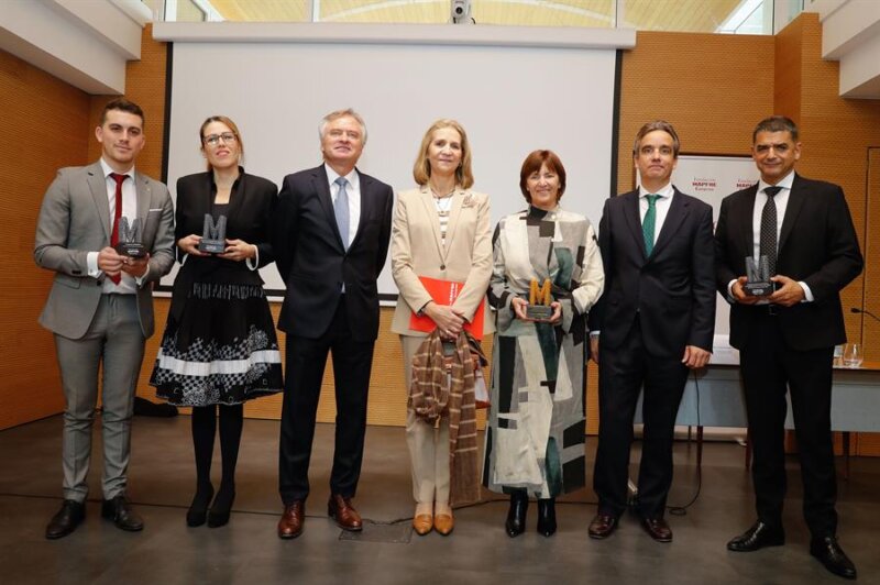 La infanta Elena felicita a Mapfre Canarias por mejorar el futuro