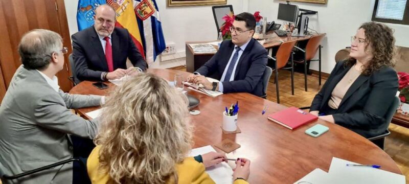 Los cabildos de Gran Canaria y Tenerife negociarán juntos la compra de combustible para el transporte público