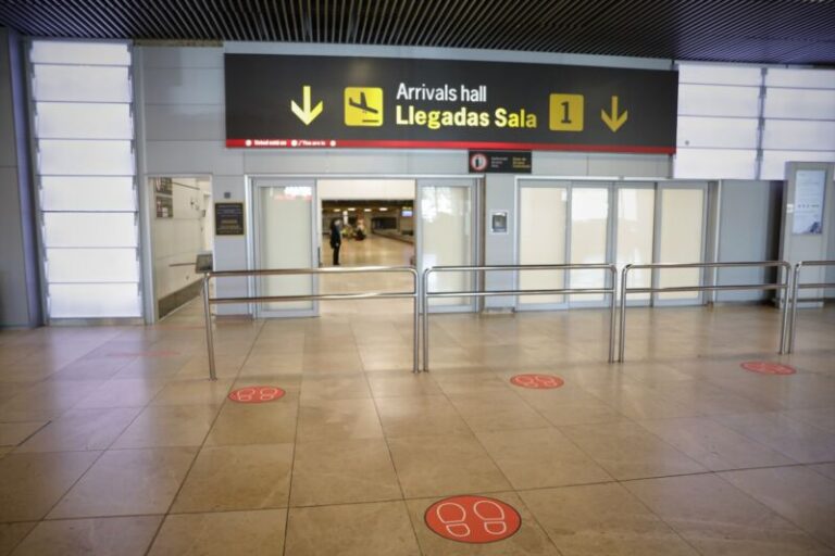 Los controles a todos los pasajeros del primer vuelo de China dan negativo