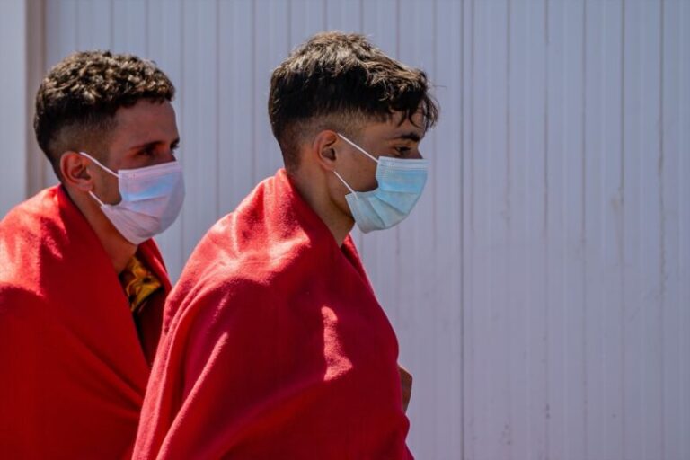 Salvamento Marítimo rescata una patera con 31 migrantes en Canarias