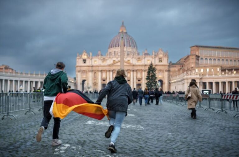 Segundo día de la capilla ardiente de Benedicto XVI en espera del funeral 