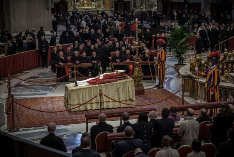 Cerca de 200.000 personas despiden a Benedicto XVI