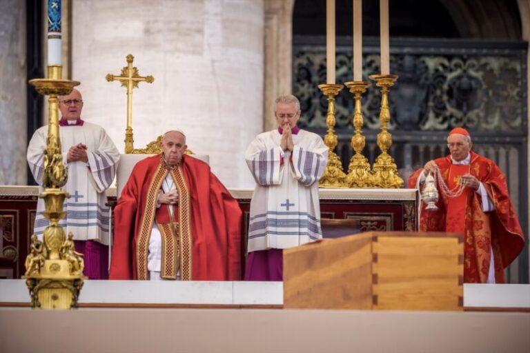 El Papa reivindica la «búsqueda apasionada» de Benedicto XVI por comunicar el Evangelio 