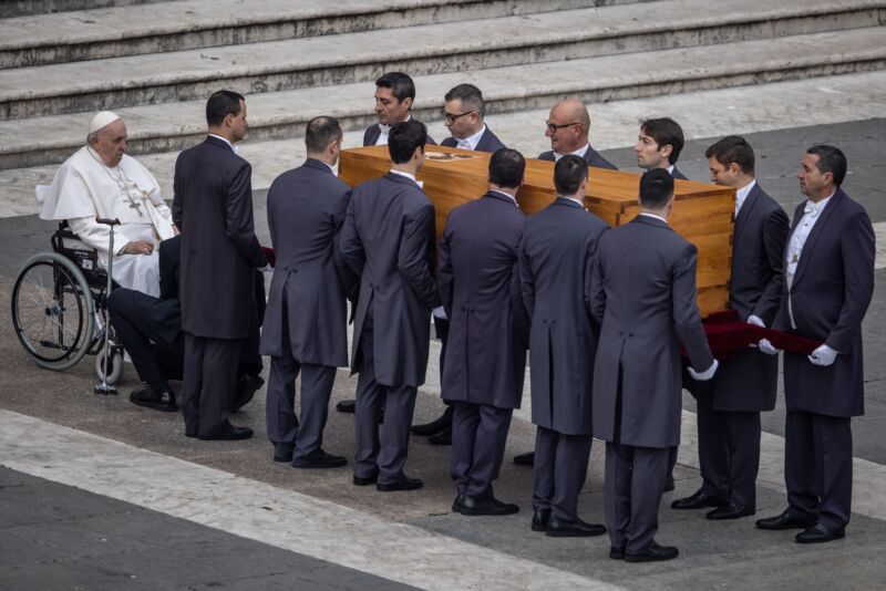 El Papa Francisco ante el féretro de Benedicto XVI