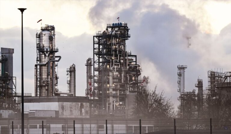 El precio del barril de petróleo alcanza su nivel más bajo en cuatro años