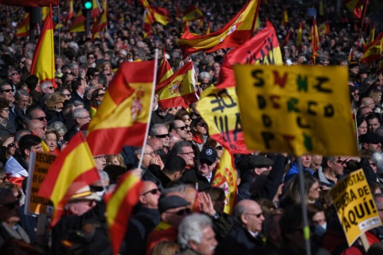 Miles de personas se manifiestan en Madrid contra el Gobierno de Sánchez