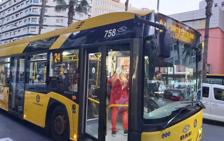 Primer día laborable con la gratuidad en el transporte público de las islas