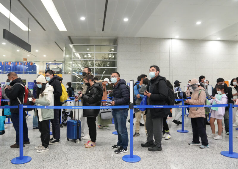 La OMS recomienda a Europa usar mascarillas en interiores y transportes públicos por los casos de Covid en China