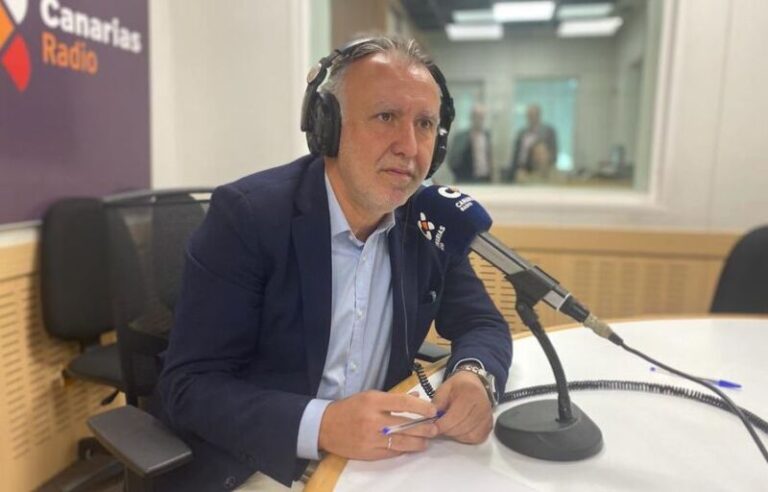 Torres repasa la actualidad de las islas en los micrófonos de Canarias Radio