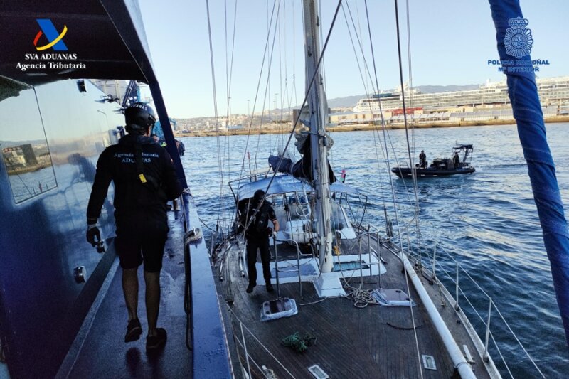 Imagen de la operación en el velero procedente del Caribe y en rumbo a la zona de Canarias / Agencia Tributaria
