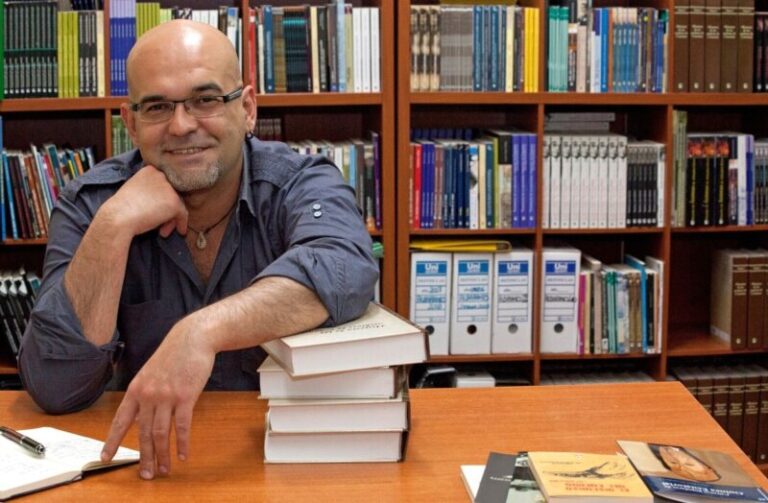 Muere de un infarto el escritor Alexis Ravelo a los 51 años