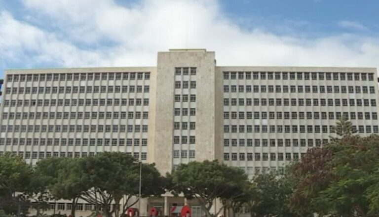 Los trabajadores del centro sociosanitario El Pino denuncian deficiencias en las instalaciones