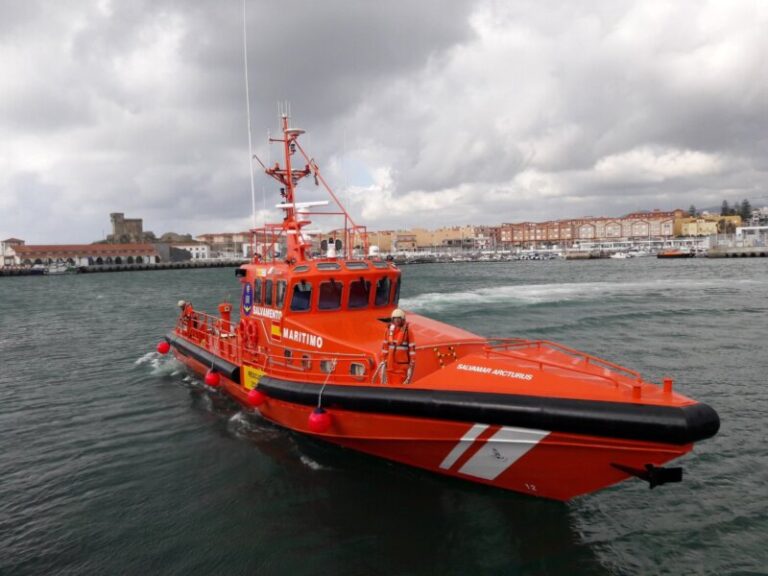 Salvamento Marítimo rescata a 25 personas de una patera al sur de Gran Canaria