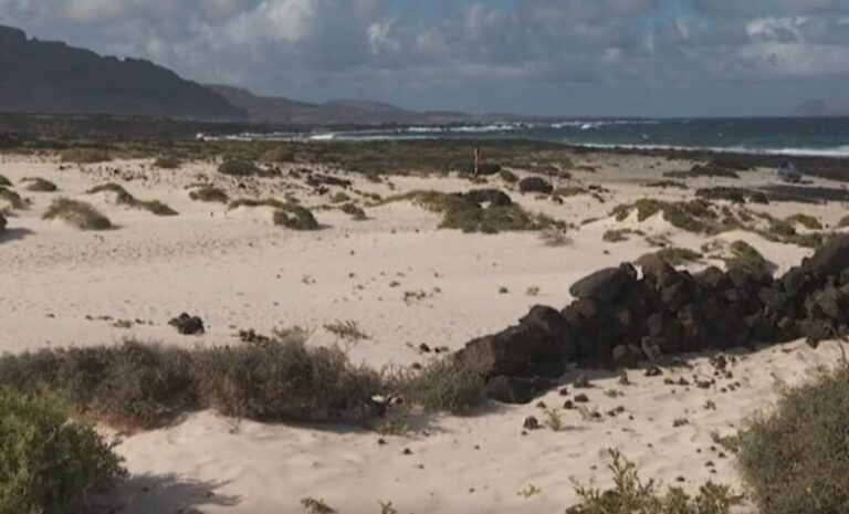 El cadáver hallado en Lanzarote corresponde a un tripulante de un velero que encalló