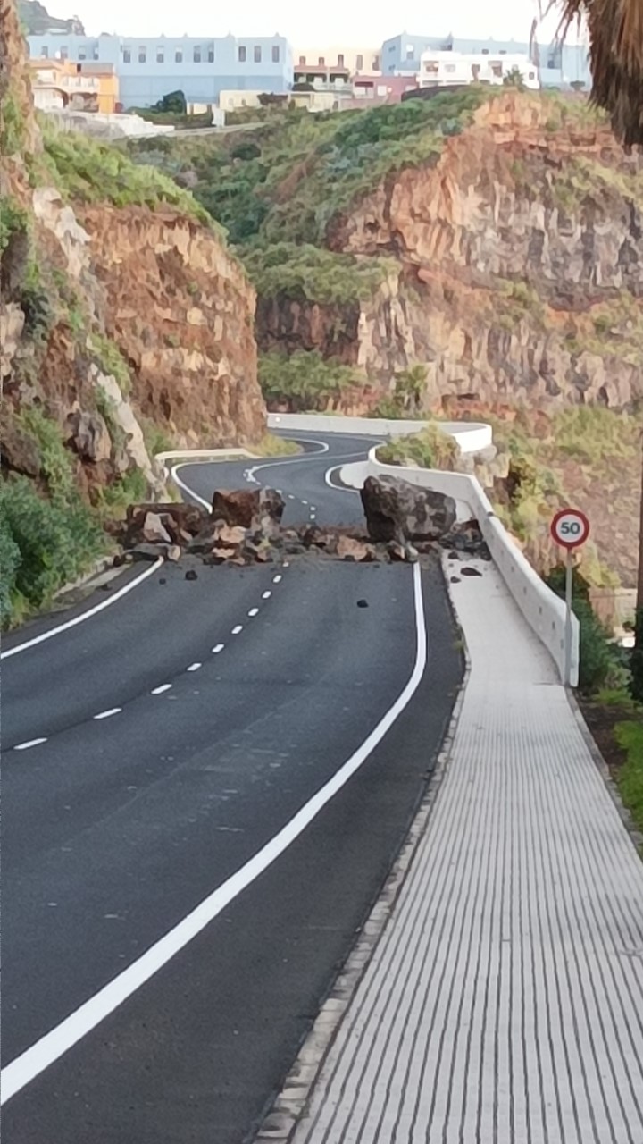 El Cabildo de La Palma trabaja en la limpieza de la LP-1 tras el derrumbe
