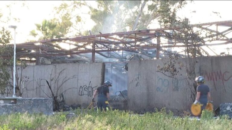 Un incendio calcina un antiguo local de ocio en Ten-Bel, en el sur de Tenerife