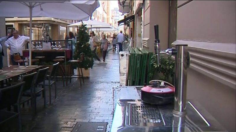 Los empresarios de Triana se querellarán contra el Ayuntamiento de Las Palmas de Gran Canaria para evitar la normativa de dos personas por mesa en la calle Cano.