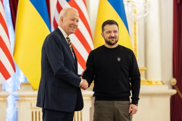 Biden se reúne con Zelenski en una visita sorpresa a Kiev