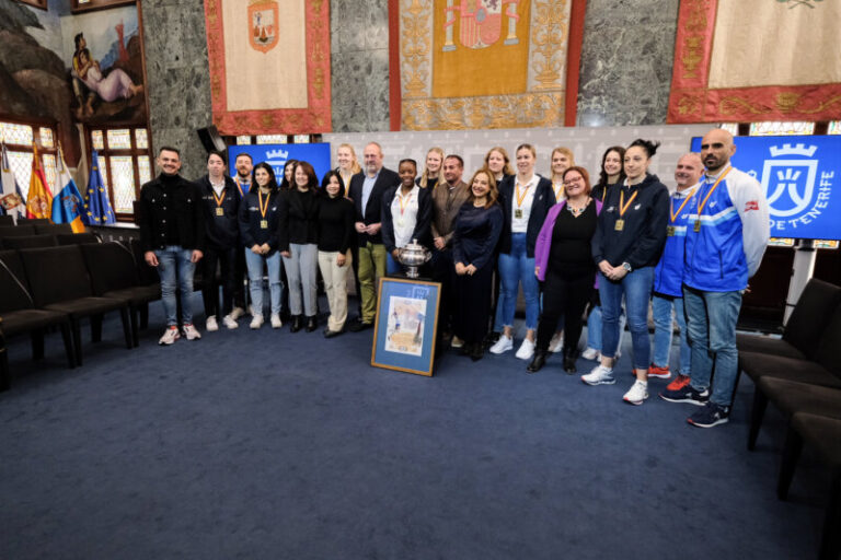El Cabildo de Tenerife homenajea al CV Haris tras ganar su tercera Copa de la Reina