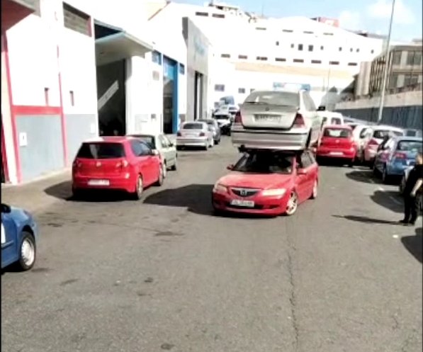 Conduce en sentido contrario cargado con otro vehículo sobre el techo