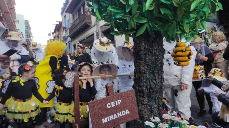 Un millar de escolares anuncian la llegada del Carnaval de Santa Cruz de La Palma con el Coso Infantil 