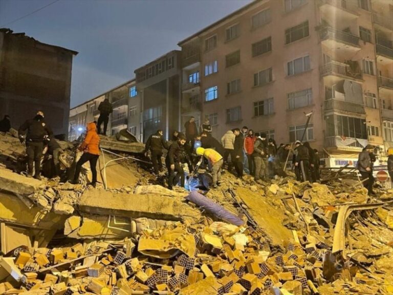 Casi 5.000 personas han perdido la vida a causa de los terremotos en Turquía y Siria