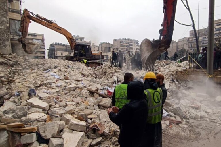 Los servicios de emergencia continúan con los rescates de víctimas en Turquía y Siria