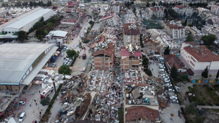 Continúa el rescate de víctimas en Turquía y Siria