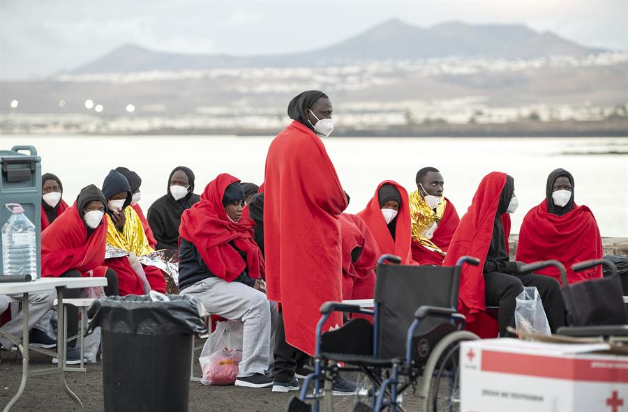 Un fallecido y dos personas críticas tras ser rescatados de una zódiac al este de Lanzarote