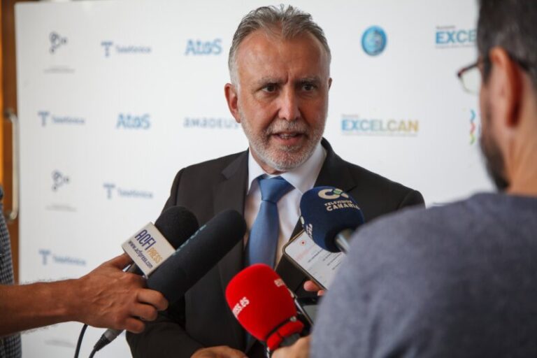 El presidente de Canarias se reúne con los transportistas para abordar el uso del tacógrafo