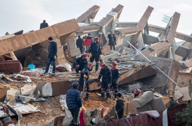 Continúan rescatando supervivientes bajo los escombros tras los terremotos