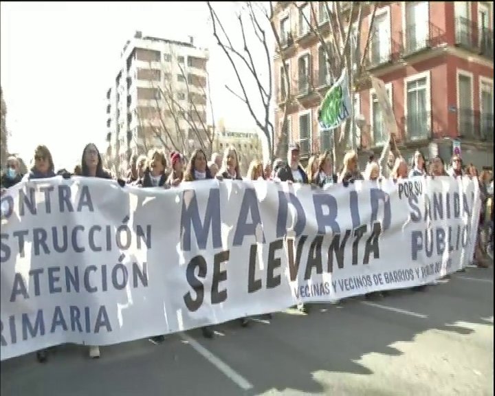 Miles de personas se manifiestan en Madrid en defensa de la sanidad pública de la comunidad