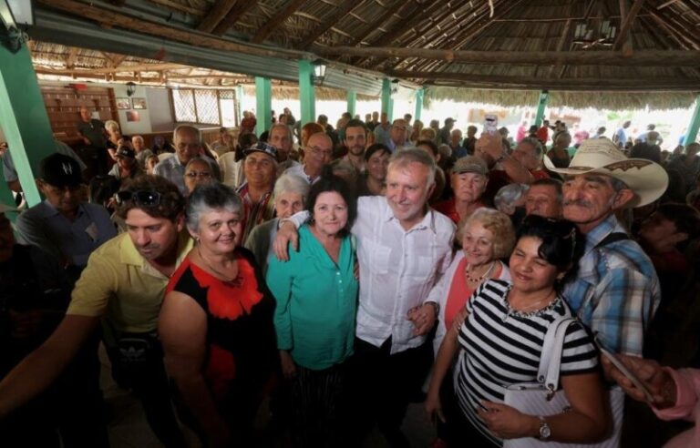Torres conoce en Cabaiguán el sentir de los descendientes de canarios en la región