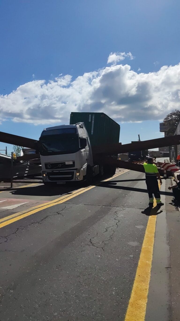 Un camión destroza la pasarela de acceso a Charcos de Valleseco, en Tenerife