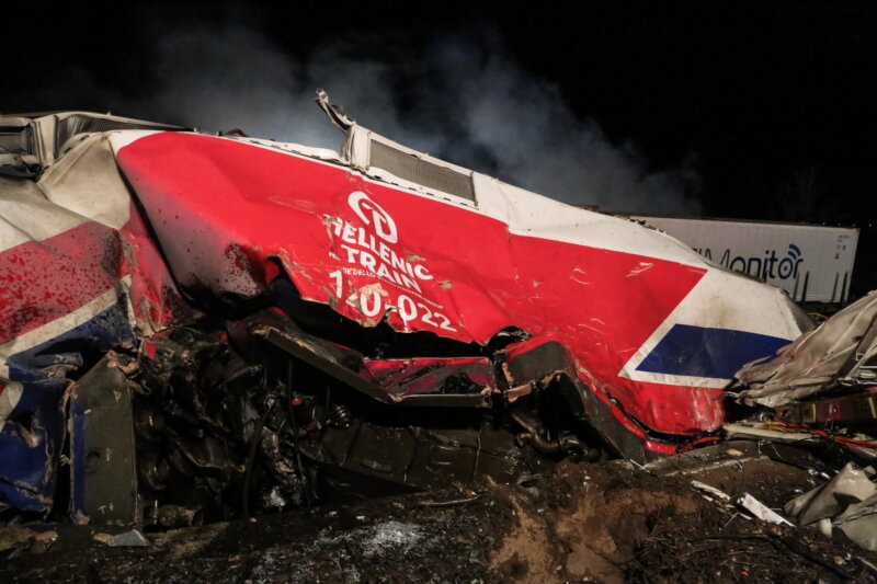 Al menos 32 muertos y 85 heridos tras la colisión de dos trenes en Grecia