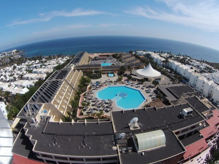 Tres hoteles siguen cerrados en Costa Teguise tras las lluvias