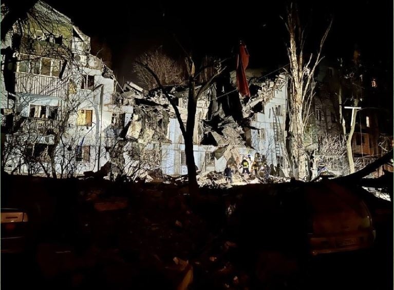 Cuatro fallecidos y cinco desaparecidos en el ataque a barrios residenciales de Zaporiyia